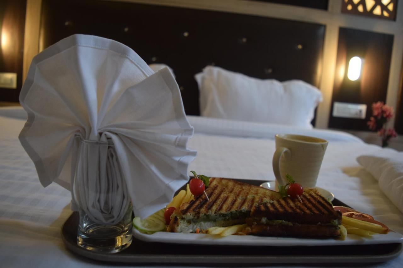 Hotel Dayal Shree Paradise Bhopal Buitenkant foto